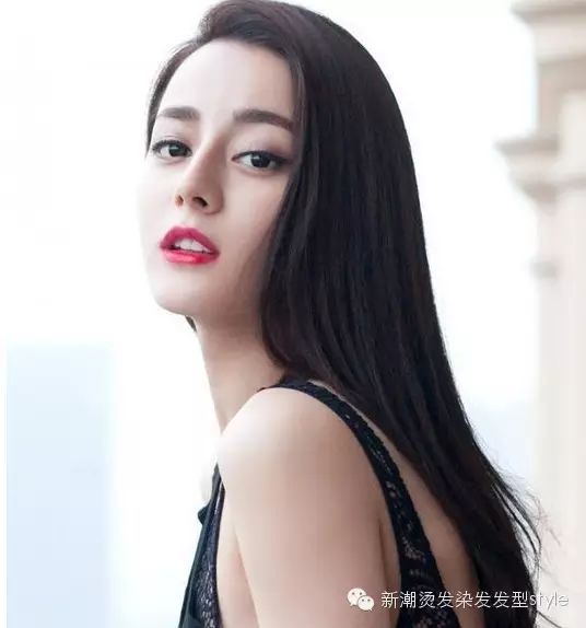 迪丽热巴一头长发玩出花儿 你干嘛还死守一种发型?