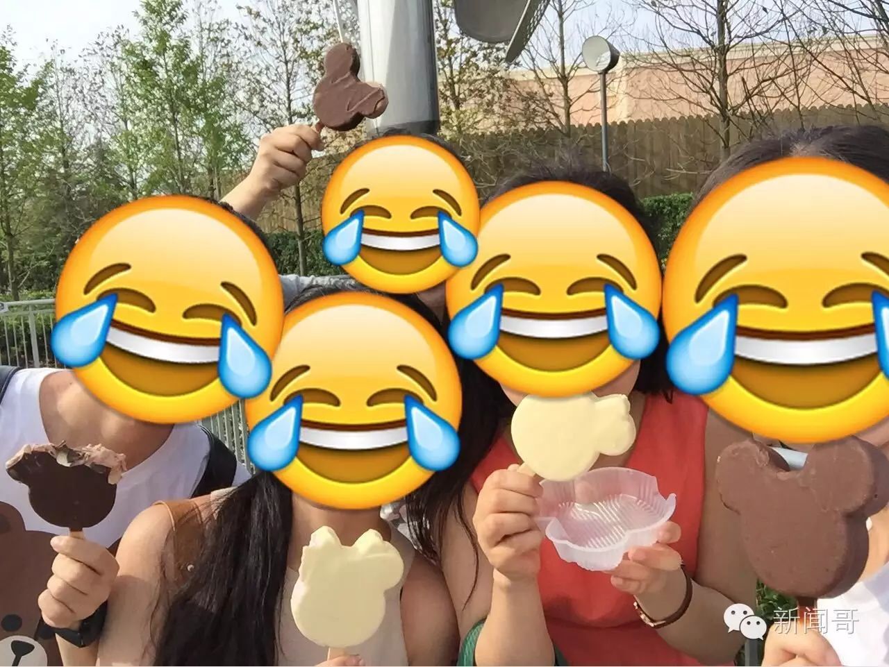 "小女孩一脸崇拜,原来美跟聪明是可以兼得的.