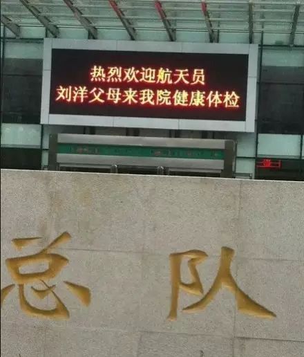 新闻哥涨贱识涨贱识:如何站在伟人的肩膀上装逼? 新闻哥涨贱识涨贱识:如何站在伟人的肩膀上装逼?