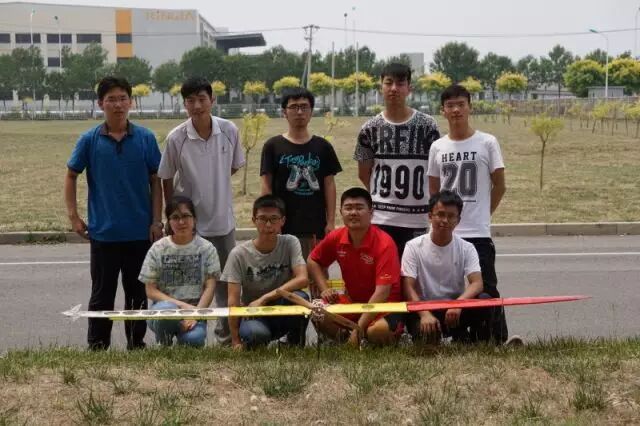 中航大有一伙人叫航模隊(duì)，有一次比賽叫校飛行器大賽 