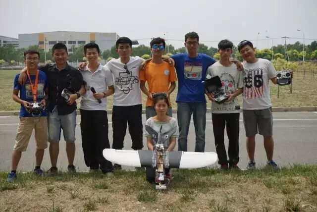 中航大有一伙人叫航模隊(duì)，有一次比賽叫校飛行器大賽 