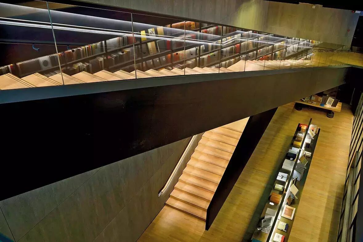 强化浩瀚的力量丨雅昌书墙照明设计