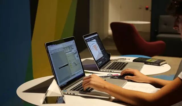 光的流动丨纽约市人行天桥安装“Prismatic”廊灯