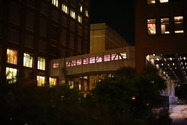 光的流动丨纽约市人行天桥安装“Prismatic”廊灯