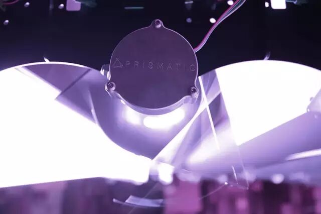 光的流动丨纽约市人行天桥安装“Prismatic”廊灯