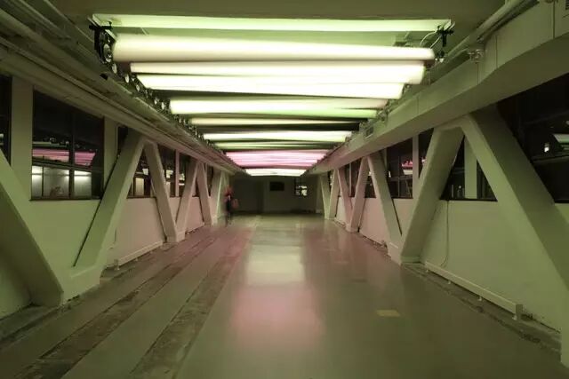 光的流动丨纽约市人行天桥安装“Prismatic”廊灯