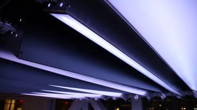 光的流动丨纽约市人行天桥安装“Prismatic”廊灯