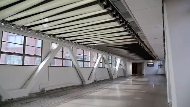 光的流动丨纽约市人行天桥安装“Prismatic”廊灯