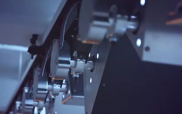 光的流动丨纽约市人行天桥安装“Prismatic”廊灯