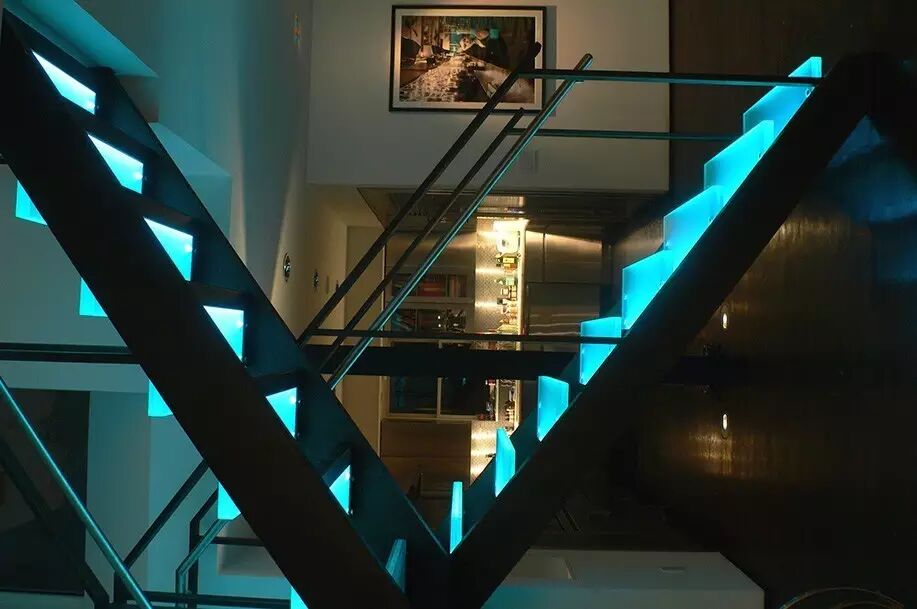 别致的住宅丨简洁的建筑内引入现代照明手法