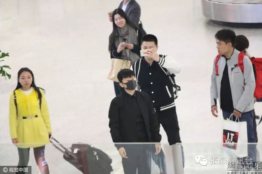 张杰获众粉丝接机 不停招手如小型见面会