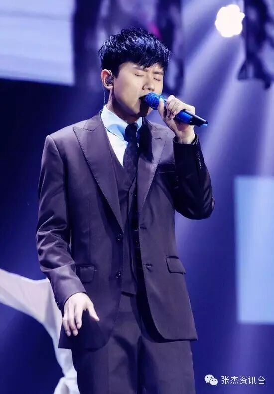 张杰五夺最受欢迎男歌手 红毯上帮激动粉丝捡手机