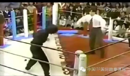 成龙拳台当举牌男神 微笑迎敌惨被撂倒
