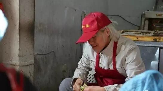 石家庄一包子店老板酷似周星驰!店里生意火爆!