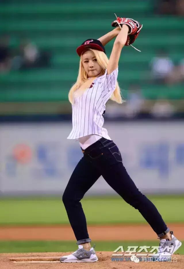 A pink尹普美完美开球动作引发热议