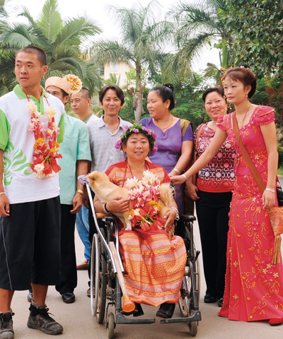 樊蒙母子到达西双版纳后受到热烈欢迎