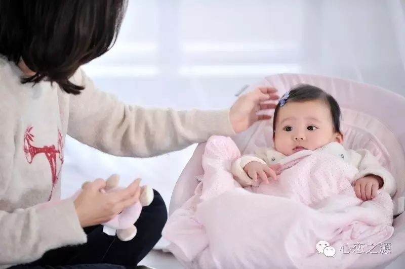 贾静雯辛苦劳累为女儿,小咘咘用脚给妈妈点赞!