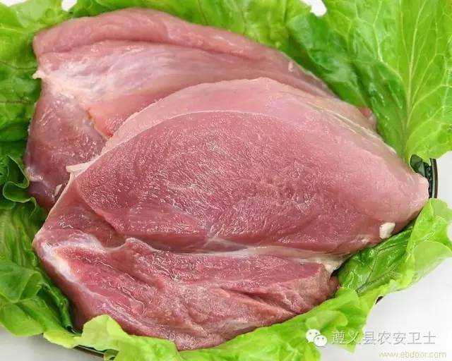 新鲜猪肉猪皮是白色的,瘦肉部分颜色是淡红或鲜红色,均匀有光泽,脂肪