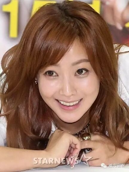 金喜善整容后遗症:眼歪嘴斜见不得人