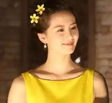 这条小黄裙,今年肯定火了,刘诗诗结婚都穿了两次!