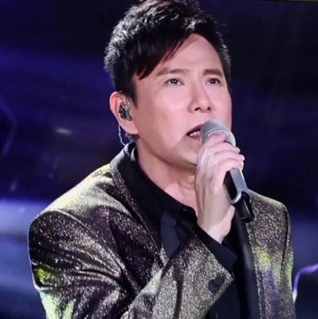 张信哲现场演唱《信仰》,前奏一出就泪目!有一种青春叫张信哲!