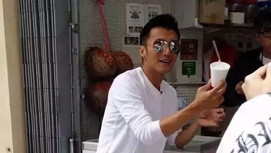 直擊!謝霆鋒現身澳門,親近市民!