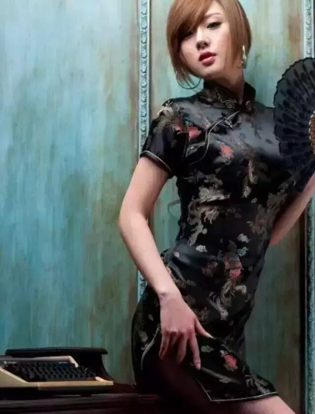 黄美姬旗袍写真照秀性感身材  盘点其主要作品