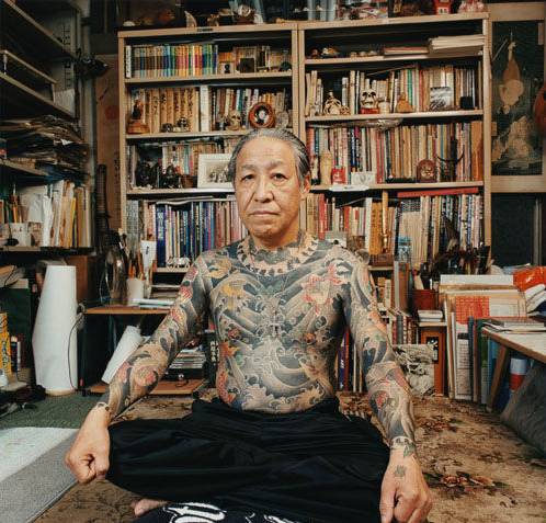 据传闻中他也是山口组的御用刺青师,其纹身博物馆中收集了12张刺青人