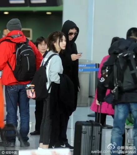 王思聪紧搂女友机场秀恩爱!