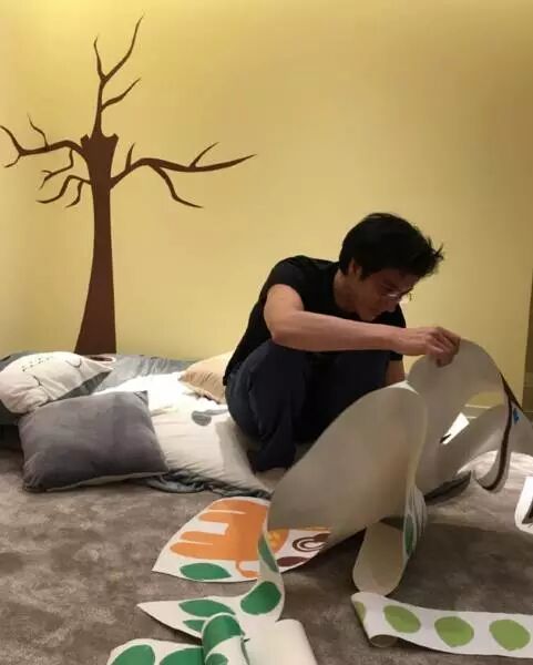 男神的居家一面!王力宏和孕妻亲手装扮宝宝屋