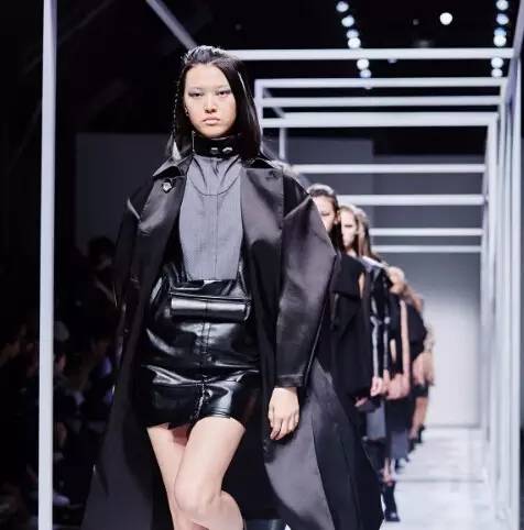 品牌  JAREL ZHANG首秀“符 • 线” 携手超模游天翼亮相上海时装周