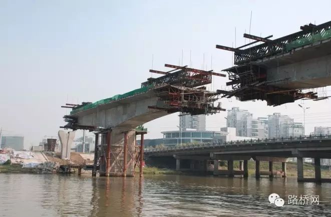 连续梁桥悬臂浇筑法施工流程和要点分析