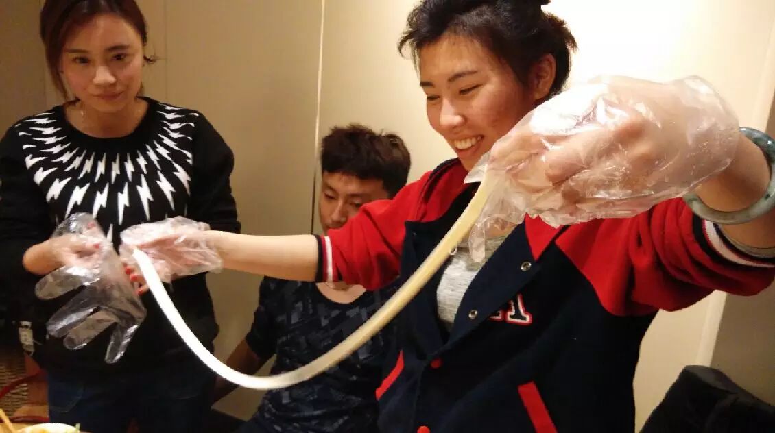 拽面也是新包裝，食客可以自己戴手套下面，就像包裝上寫的一樣，不用牽面起舞，簡單一拉就可以。