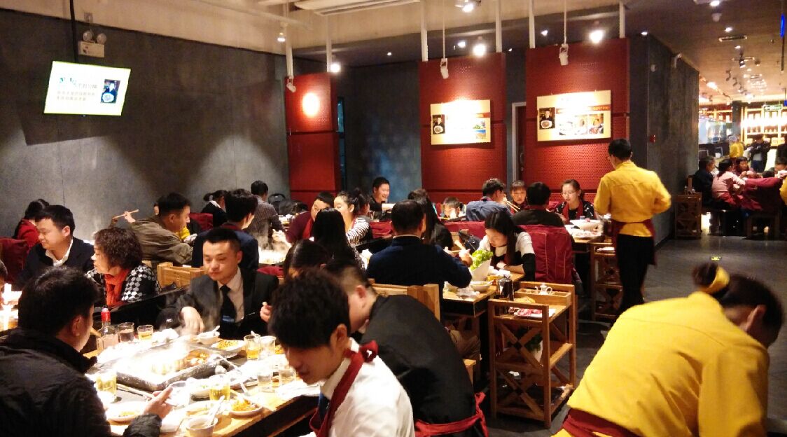 裝修延續(xù)了之前的風格，粟黃的桌椅，絳紅的鋼板