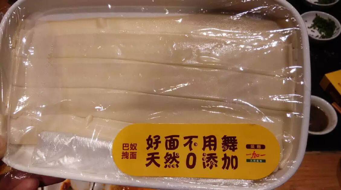 拽面也是新包裝，食客可以自己戴手套下面，就像包裝上寫的一樣，不用牽面起舞，簡單一拉就可以。