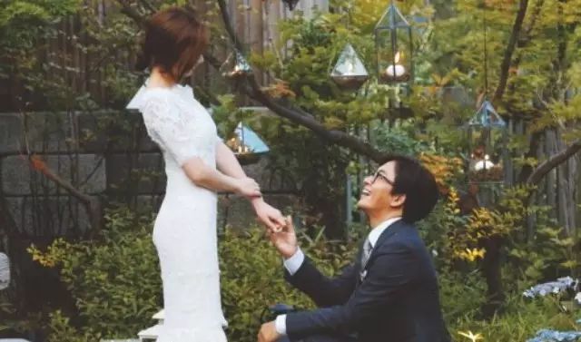 裴勇俊婚纱照曝光 跪地牵手爱妻朴秀珍