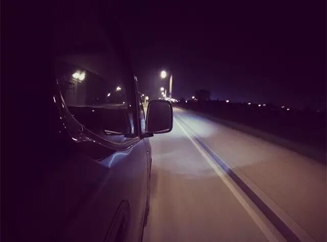 因为水是不可以压缩的,水进入气缸后如果再启动发动机,活塞连杆会被