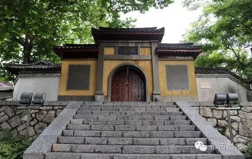 奎楼,俗名拐解楼,又名魁星楼,位于快哉亭公园,为徐州五大名楼之一