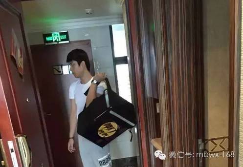 开路虎︱戴百达翡丽︱像王力宏︱MBA送外卖?送着外卖的...
