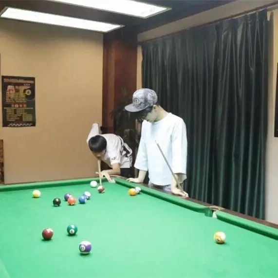 邓紫棋华晨宇一处打台球? 好友晒照曝其心情好原因