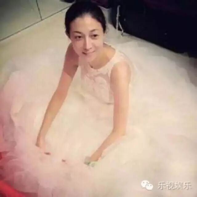 吴绮莉生小龙女后拮据 曾被母刀逼找成龙