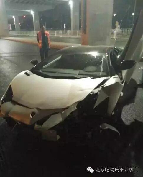 李易峰兰博基尼车祸碎片,居然最高卖到了上万块!