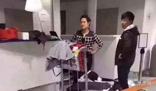 黄渤在海关被扣?机场海关大厅变垃圾场?刷爆朋友圈.........