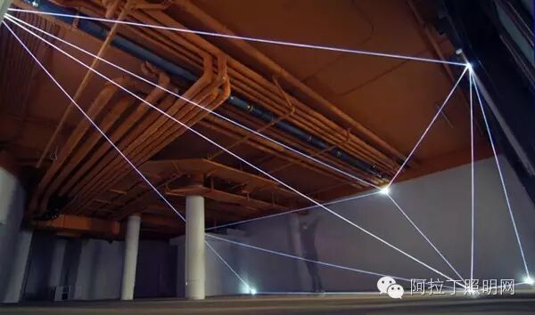 利用光线来分割视觉空间、虚拟空间和现实空间的灯光装置