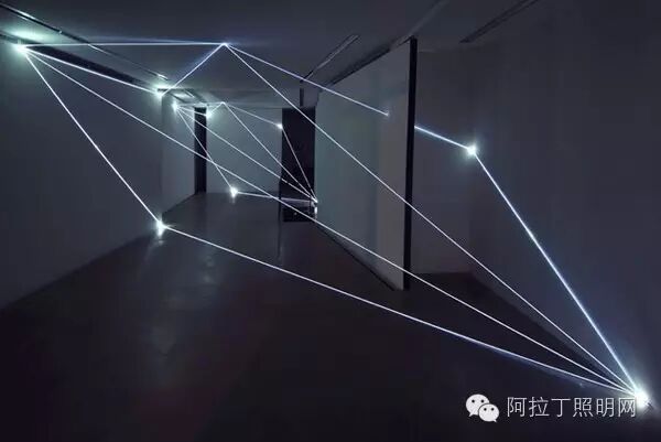 利用光线来分割视觉空间、虚拟空间和现实空间的灯光装置