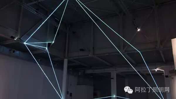 利用光线来分割视觉空间、虚拟空间和现实空间的灯光装置