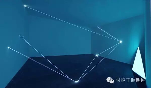 利用光线来分割视觉空间、虚拟空间和现实空间的灯光装置