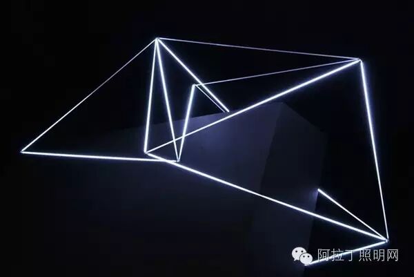 利用光线来分割视觉空间、虚拟空间和现实空间的灯光装置