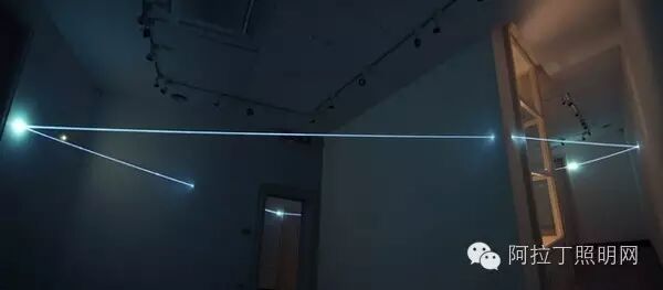 利用光线来分割视觉空间、虚拟空间和现实空间的灯光装置