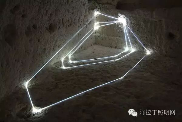 利用光线来分割视觉空间、虚拟空间和现实空间的灯光装置